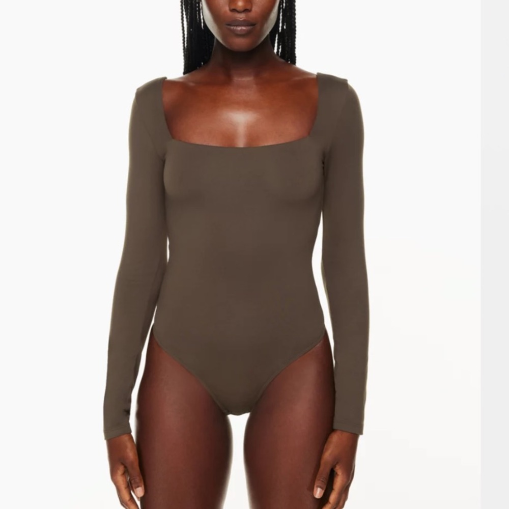 Aritzia Babaton Contour square neck long sleeve bodysuit in brown.
